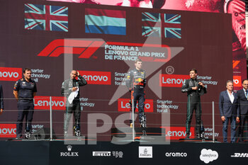 2022-07-24 - podium HAMILTON Lewis (gbr), Mercedes AMG F1 Team W13, VERSTAPPEN Max (ned), Red Bull Racing RB18, RUSSELL George (gbr), Mercedes AMG F1 Team W13, portrait during the Formula 1 Lenovo Grand Prix de France, French Grand Prix 2022, 12th round of the 2022 FIA Formula One World Championship from July 22 to 24, 2022 on the Circuit Paul Ricard, in Le Castellet, France - F1 - FRENCH GRAND PRIX 2022 - RACE - FORMULA 1 - MOTORS