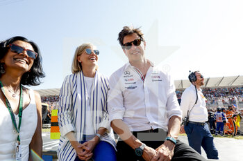 2022-07-24 - WOLFF Toto (aut), Team Principal & CEO of Mercedes AMG F1 Team, portrait and Susie Wolff during the Formula 1 Lenovo Grand Prix de France, French Grand Prix 2022, 12th round of the 2022 FIA Formula One World Championship from July 22 to 24, 2022 on the Circuit Paul Ricard, in Le Castellet, France - F1 - FRENCH GRAND PRIX 2022 - RACE - FORMULA 1 - MOTORS