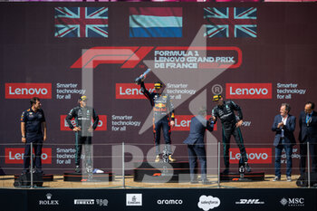 2022-07-24 - VERSTAPPEN Max (ned), Red Bull Racing RB18, portrait HAMILTON Lewis (gbr), Mercedes AMG F1 Team W13, portrait RUSSELL George (gbr), Mercedes AMG F1 Team W13, portrait podium during the Formula 1 Lenovo Grand Prix de France, French Grand Prix 2022, 12th round of the 2022 FIA Formula One World Championship from July 22 to 24, 2022 on the Circuit Paul Ricard, in Le Castellet, France - F1 - FRENCH GRAND PRIX 2022 - RACE - FORMULA 1 - MOTORS