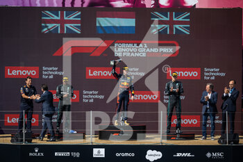 2022-07-24 - VERSTAPPEN Max (ned), Red Bull Racing RB18, portrait HAMILTON Lewis (gbr), Mercedes AMG F1 Team W13, portrait RUSSELL George (gbr), Mercedes AMG F1 Team W13, portrait podium during the Formula 1 Lenovo Grand Prix de France, French Grand Prix 2022, 12th round of the 2022 FIA Formula One World Championship from July 22 to 24, 2022 on the Circuit Paul Ricard, in Le Castellet, France - F1 - FRENCH GRAND PRIX 2022 - RACE - FORMULA 1 - MOTORS