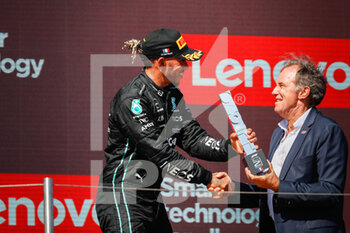 2022-07-24 - HAMILTON Lewis (gbr), Mercedes AMG F1 Team W13, podium MUSELIER Renaud, president of region PACA, portrait during the Formula 1 Lenovo Grand Prix de France, French Grand Prix 2022, 12th round of the 2022 FIA Formula One World Championship from July 22 to 24, 2022 on the Circuit Paul Ricard, in Le Castellet, France - F1 - FRENCH GRAND PRIX 2022 - RACE - FORMULA 1 - MOTORS