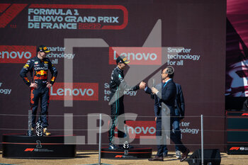 2022-07-24 - RUSSELL George (gbr), Mercedes AMG F1 Team W13, portrait DESCHAUX Nicolas, FFSA president, portrait podium during the Formula 1 Lenovo Grand Prix de France, French Grand Prix 2022, 12th round of the 2022 FIA Formula One World Championship from July 22 to 24, 2022 on the Circuit Paul Ricard, in Le Castellet, France - F1 - FRENCH GRAND PRIX 2022 - RACE - FORMULA 1 - MOTORS