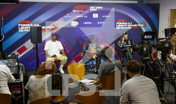 2022-07-24 - VERSTAPPEN Max (ned), Red Bull Racing, portrait with HAMILTON Lewis (gbr), Mercedes AMG F1 Team and RUSSELL George (gbr), Mercedes AMG F1 Team during the press conference post race of the Formula 1 Lenovo Grand Prix de France, French Grand Prix 2022, 12th round of the 2022 FIA Formula One World Championship from July 22 to 24, 2022 on the Circuit Paul Ricard, in Le Castellet, France - F1 - FRENCH GRAND PRIX 2022 - RACE - FORMULA 1 - MOTORS