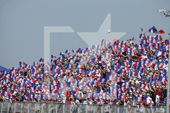 2022-07-24 - jul 24 2022 Le Castellet, France - F1 2022 France GP - DRIVE PARADE - Grandstands full of frech flags - FORMULA 1 LENOVO GRAND PRIX DE FRANCE 2022 - FORMULA 1 - MOTORS