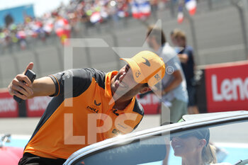2022-07-24 - jul 24 2022 Le Castellet, France - F1 2022 France GP - DRIVE PARADE -  Daniel Ricciardo (AUS) McLaren MCL36 - FORMULA 1 LENOVO GRAND PRIX DE FRANCE 2022 - FORMULA 1 - MOTORS