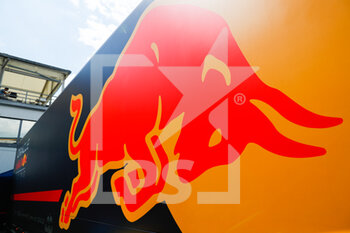 2022-07-28 - logo illustration Red Bull Racing, ambiance during the Formula 1 Aramco Magyar Nagydij 2022, Hungarian Grand Prix 2022, 12th round of the 2022 FIA Formula One World Championship from July 28 to 31, 2022 on the Hungaroring, in Mogyorod, Hungary - F1 - HUNGARIAN GRAND PRIX 2022 - FORMULA 1 - MOTORS
