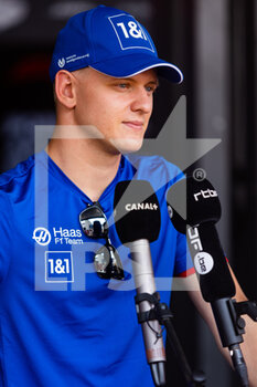 2022-07-28 - SCHUMACHER Mick (ger), Haas F1 Team VF-22 Ferrari, portrait during the Formula 1 Aramco Magyar Nagydij 2022, Hungarian Grand Prix 2022, 12th round of the 2022 FIA Formula One World Championship from July 28 to 31, 2022 on the Hungaroring, in Mogyorod, Hungary - F1 - HUNGARIAN GRAND PRIX 2022 - FORMULA 1 - MOTORS