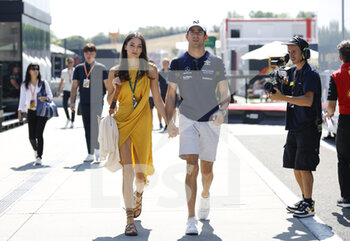 2022-07-29 - LATIFI Nicholas (can), Williams Racing FW44, portrait with his girlfriend during the Formula 1 Aramco Magyar Nagydij 2022, Hungarian Grand Prix 2022, 12th round of the 2022 FIA Formula One World Championship from July 28 to 31, 2022 on the Hungaroring, in Mogyorod, Hungary - F1 - HUNGARIAN GRAND PRIX 2022 - FORMULA 1 - MOTORS
