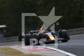 2022-07-29 - 01 VERSTAPPEN Max (nld), Red Bull Racing RB18, action during the Formula 1 Aramco Magyar Nagydij 2022, Hungarian Grand Prix 2022, 12th round of the 2022 FIA Formula One World Championship from July 28 to 31, 2022 on the Hungaroring, in Mogyorod, Hungary - F1 - HUNGARIAN GRAND PRIX 2022 - FORMULA 1 - MOTORS
