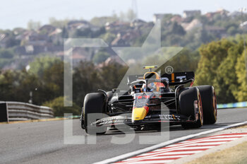 2022-07-29 - 11 PEREZ Sergio (mex), Red Bull Racing RB18, action during the Formula 1 Aramco Magyar Nagydij 2022, Hungarian Grand Prix 2022, 12th round of the 2022 FIA Formula One World Championship from July 28 to 31, 2022 on the Hungaroring, in Mogyorod, Hungary - F1 - HUNGARIAN GRAND PRIX 2022 - FORMULA 1 - MOTORS