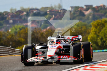 2022-07-29 - 20 MAGNUSSEN Kevin (den), Haas F1 Team VF-22 Ferrari, action during the Formula 1 Aramco Magyar Nagydij 2022, Hungarian Grand Prix 2022, 12th round of the 2022 FIA Formula One World Championship from July 28 to 31, 2022 on the Hungaroring, in Mogyorod, Hungary - F1 - HUNGARIAN GRAND PRIX 2022 - FORMULA 1 - MOTORS