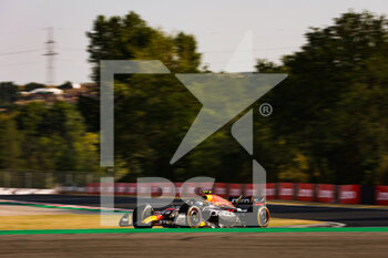 2022-07-29 - 11 PEREZ Sergio (mex), Red Bull Racing RB18, action during the Formula 1 Aramco Magyar Nagydij 2022, Hungarian Grand Prix 2022, 12th round of the 2022 FIA Formula One World Championship from July 28 to 31, 2022 on the Hungaroring, in Mogyorod, Hungary - F1 - HUNGARIAN GRAND PRIX 2022 - FORMULA 1 - MOTORS
