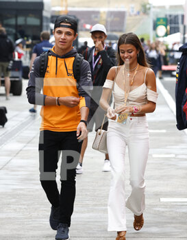 2022-07-30 - NORRIS Lando (gbr), McLaren F1 Team MCL36, portrait with his girlfriend during the Formula 1 Aramco Magyar Nagydij 2022, Hungarian Grand Prix 2022, 12th round of the 2022 FIA Formula One World Championship from July 28 to 31, 2022 on the Hungaroring, in Mogyorod, Hungary - F1 - HUNGARIAN GRAND PRIX 2022 - FORMULA 1 - MOTORS