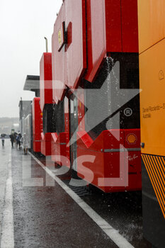 2022-07-30 - rain, pluie, in the paddock during the Formula 1 Aramco Magyar Nagydij 2022, Hungarian Grand Prix 2022, 12th round of the 2022 FIA Formula One World Championship from July 28 to 31, 2022 on the Hungaroring, in Mogyorod, Hungary - F1 - HUNGARIAN GRAND PRIX 2022 - FORMULA 1 - MOTORS
