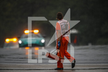 2022-07-30 - marshall, commissaire de piste, wet track during the Formula 1 Aramco Magyar Nagydij 2022, Hungarian Grand Prix 2022, 12th round of the 2022 FIA Formula One World Championship from July 28 to 31, 2022 on the Hungaroring, in Mogyorod, Hungary - F1 - HUNGARIAN GRAND PRIX 2022 - FORMULA 1 - MOTORS