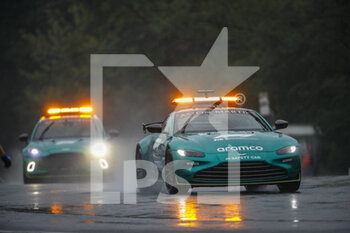 2022-07-30 - safety car, on the wet track, piste, during the Formula 1 Aramco Magyar Nagydij 2022, Hungarian Grand Prix 2022, 12th round of the 2022 FIA Formula One World Championship from July 28 to 31, 2022 on the Hungaroring, in Mogyorod, Hungary - F1 - HUNGARIAN GRAND PRIX 2022 - FORMULA 1 - MOTORS