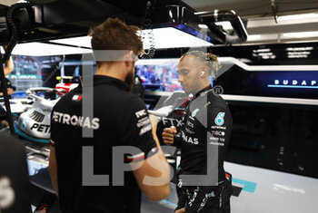2022-07-30 - HAMILTON Lewis (gbr), Mercedes AMG F1 Team W13, portrait during the Formula 1 Aramco Magyar Nagydij 2022, Hungarian Grand Prix 2022, 12th round of the 2022 FIA Formula One World Championship from July 28 to 31, 2022 on the Hungaroring, in Mogyorod, Hungary - F1 - HUNGARIAN GRAND PRIX 2022 - FORMULA 1 - MOTORS