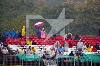 2022-07-30 - spectators, fans, rain, pluie, during the Formula 1 Aramco Magyar Nagydij 2022, Hungarian Grand Prix 2022, 12th round of the 2022 FIA Formula One World Championship from July 28 to 31, 2022 on the Hungaroring, in Mogyorod, Hungary - F1 - HUNGARIAN GRAND PRIX 2022 - FORMULA 1 - MOTORS