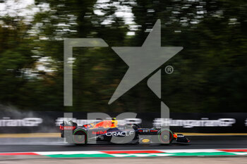 2022-07-30 - 11 PEREZ Sergio (mex), Red Bull Racing RB18, action during the Formula 1 Aramco Magyar Nagydij 2022, Hungarian Grand Prix 2022, 12th round of the 2022 FIA Formula One World Championship from July 28 to 31, 2022 on the Hungaroring, in Mogyorod, Hungary - F1 - HUNGARIAN GRAND PRIX 2022 - FORMULA 1 - MOTORS