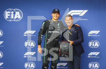 2022-07-30 - RUSSELL George (gbr), Mercedes AMG F1 Team W13, portrait, celebrating his pole position with Kristensen Tom during the Formula 1 Aramco Magyar Nagydij 2022, Hungarian Grand Prix 2022, 12th round of the 2022 FIA Formula One World Championship from July 28 to 31, 2022 on the Hungaroring, in Mogyorod, Hungary - F1 - HUNGARIAN GRAND PRIX 2022 - FORMULA 1 - MOTORS