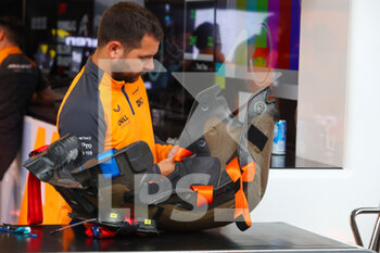 2022-08-26 - McLaren F1 Team  mechanicals at work on the  Daniel Ricciardo (AUS) McLaren MCL36 seat  - FORMULA 1 ROLEX BELGIAN GRAND PRIX 2022 FREE PRACTICE - FORMULA 1 - MOTORS