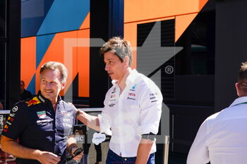 11/09/2022 - Toto Wolff (AUT) - Mercedes F1 Team Principal chatting with  Christian Horner (GBR) - RedBull Racing Team Principal - 2022 FORMULA 1 PIRELLI GRAN PREMIO D'ITALIA - GRAND PRIX OF ITALY - RACE - FORMULA 1 - MOTORI