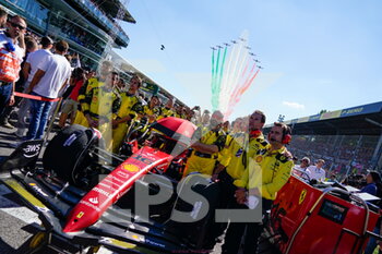 2022-09-11 - Scuderia Ferrari team on the grid with the 