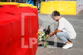 2022-08-25 - GASLY Pierre (fra), Scuderia AlphaTauri AT03, portrait bringing flowers in the Raidillon in memory of Anthoine Hubert during the Formula 1 Rolex Belgian Grand Prix 2022, 14th round of the 2022 FIA Formula One World Championship from August 26 to 28, 2022 on the Circuit de Spa-Francorchamps, in Francorchamps, Belgium - F1 - BELGIAN GRAND PRIX 2022 - FORMULA 1 - MOTORS