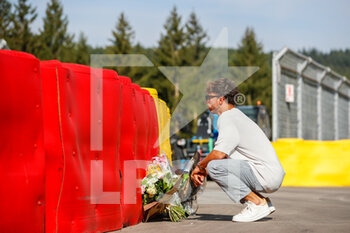 2022-08-25 - bringing flowers in the Raidillon in memory of Anthoine Hubert during the Formula 1 Rolex Belgian Grand Prix 2022, 14th round of the 2022 FIA Formula One World Championship from August 26 to 28, 2022 on the Circuit de Spa-Francorchamps, in Francorchamps, Belgium - F1 - BELGIAN GRAND PRIX 2022 - FORMULA 1 - MOTORS