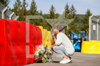 2022-08-25 - GASLY Pierre (fra), Scuderia AlphaTauri AT03, portrait bringing flowers in the Raidillon in memory of Anthoine Hubert during the Formula 1 Rolex Belgian Grand Prix 2022, 14th round of the 2022 FIA Formula One World Championship from August 26 to 28, 2022 on the Circuit de Spa-Francorchamps, in Francorchamps, Belgium - F1 - BELGIAN GRAND PRIX 2022 - FORMULA 1 - MOTORS