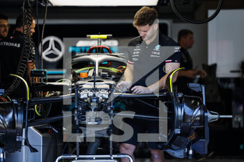 2022-08-25 - 44 HAMILTON Lewis (gbr), Mercedes AMG F1 Team W13, mechanic during the Formula 1 Rolex Belgian Grand Prix 2022, 14th round of the 2022 FIA Formula One World Championship from August 26 to 28, 2022 on the Circuit de Spa-Francorchamps, in Francorchamps, Belgium - F1 - BELGIAN GRAND PRIX 2022 - FORMULA 1 - MOTORS