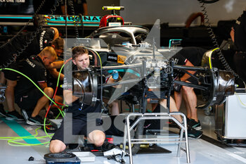 2022-08-25 - Mercedes AMG F1 Team W13, mechanical detail of mechanics working on the car during the Formula 1 Rolex Belgian Grand Prix 2022, 14th round of the 2022 FIA Formula One World Championship from August 26 to 28, 2022 on the Circuit de Spa-Francorchamps, in Francorchamps, Belgium - F1 - BELGIAN GRAND PRIX 2022 - FORMULA 1 - MOTORS