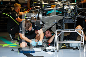 2022-08-25 - Mercedes AMG F1 Team W13, mechanical detail of mechanics working on the car during the Formula 1 Rolex Belgian Grand Prix 2022, 14th round of the 2022 FIA Formula One World Championship from August 26 to 28, 2022 on the Circuit de Spa-Francorchamps, in Francorchamps, Belgium - F1 - BELGIAN GRAND PRIX 2022 - FORMULA 1 - MOTORS