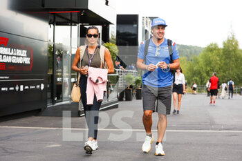 2022-08-25 - ALONSO Fernando (spa), Alpine F1 Team A522, portrait with his girlfriend Andrea Schlager during the Formula 1 Rolex Belgian Grand Prix 2022, 14th round of the 2022 FIA Formula One World Championship from August 26 to 28, 2022 on the Circuit de Spa-Francorchamps, in Francorchamps, Belgium - F1 - BELGIAN GRAND PRIX 2022 - FORMULA 1 - MOTORS