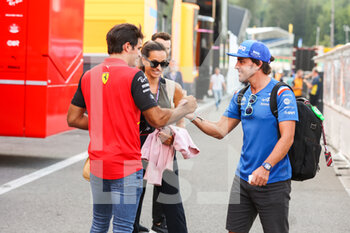 2022-08-25 - SAINZ Carlos (spa), Scuderia Ferrari F1-75, ALONSO Fernando (spa), Alpine F1 Team A522, portrait with his girlfriend Andrea Schlager during the Formula 1 Rolex Belgian Grand Prix 2022, 14th round of the 2022 FIA Formula One World Championship from August 26 to 28, 2022 on the Circuit de Spa-Francorchamps, in Francorchamps, Belgium - F1 - BELGIAN GRAND PRIX 2022 - FORMULA 1 - MOTORS