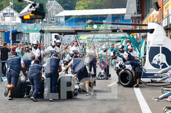 2022-08-25 - Scuderia AlphaTauri AT03, mechanic, mecanicien, pitlane, pit stop practice, during the Formula 1 Rolex Belgian Grand Prix 2022, 14th round of the 2022 FIA Formula One World Championship from August 26 to 28, 2022 on the Circuit de Spa-Francorchamps, in Francorchamps, Belgium - F1 - BELGIAN GRAND PRIX 2022 - FORMULA 1 - MOTORS