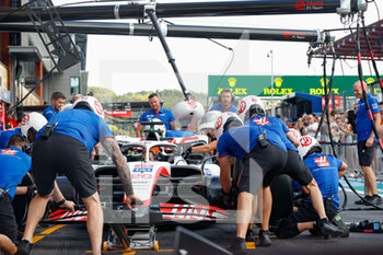 2022-08-25 - Haas F1 Team, mechanic, mecanicien, pitlane, pit stop practice during the Formula 1 Rolex Belgian Grand Prix 2022, 14th round of the 2022 FIA Formula One World Championship from August 26 to 28, 2022 on the Circuit de Spa-Francorchamps, in Francorchamps, Belgium - F1 - BELGIAN GRAND PRIX 2022 - FORMULA 1 - MOTORS