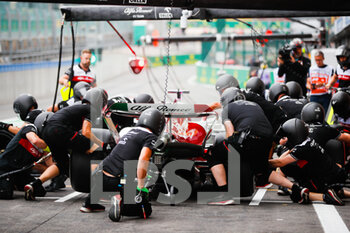 2022-08-26 - 77 BOTTAS Valtteri (fin), Alfa Romeo F1 Team ORLEN C42, action pitstop during the Formula 1 Rolex Belgian Grand Prix 2022, 14th round of the 2022 FIA Formula One World Championship from August 26 to 28, 2022 on the Circuit de Spa-Francorchamps, in Francorchamps, Belgium - F1 - BELGIAN GRAND PRIX 2022 - FORMULA 1 - MOTORS