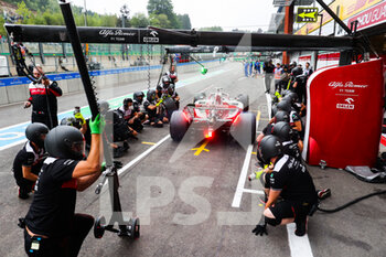 2022-08-26 - 24 ZHOU Guanyu (chi), Alfa Romeo F1 Team ORLEN C42, action pitstop during the Formula 1 Rolex Belgian Grand Prix 2022, 14th round of the 2022 FIA Formula One World Championship from August 26 to 28, 2022 on the Circuit de Spa-Francorchamps, in Francorchamps, Belgium - F1 - BELGIAN GRAND PRIX 2022 - FORMULA 1 - MOTORS