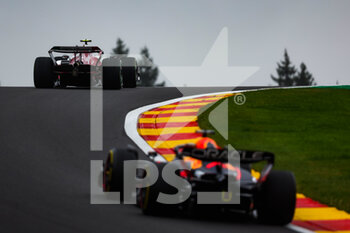 2022-08-26 - 24 ZHOU Guanyu (chi), Alfa Romeo F1 Team ORLEN C42, 01 VERSTAPPEN Max (nld), Red Bull Racing RB18, action during the Formula 1 Rolex Belgian Grand Prix 2022, 14th round of the 2022 FIA Formula One World Championship from August 26 to 28, 2022 on the Circuit de Spa-Francorchamps, in Francorchamps, Belgium - F1 - BELGIAN GRAND PRIX 2022 - FORMULA 1 - MOTORS