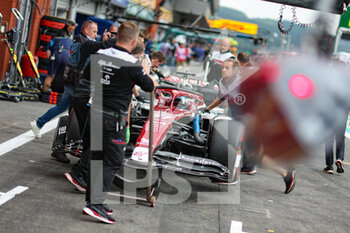 2022-08-27 - 77 BOTTAS Valtteri (fin), Alfa Romeo F1 Team ORLEN C42, ambiance, pitlane, mechanic, mecanicien, during the Formula 1 Rolex Belgian Grand Prix 2022, 14th round of the 2022 FIA Formula One World Championship from August 26 to 28, 2022 on the Circuit de Spa-Francorchamps, in Francorchamps, Belgium - F1 - BELGIAN GRAND PRIX 2022 - FORMULA 1 - MOTORS