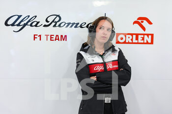 2022-08-27 - Team member of Alfa Romeo F1 Team ORLEN, garage, box, during the Formula 1 Rolex Belgian Grand Prix 2022, 14th round of the 2022 FIA Formula One World Championship from August 26 to 28, 2022 on the Circuit de Spa-Francorchamps, in Francorchamps, Belgium - F1 - BELGIAN GRAND PRIX 2022 - FORMULA 1 - MOTORS