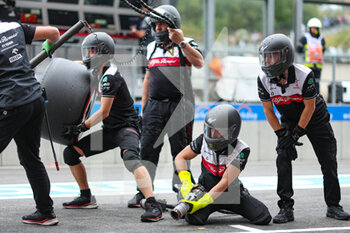 2022-08-27 - mechanic, mecanicien, pitlane, pitstop, during the Formula 1 Rolex Belgian Grand Prix 2022, 14th round of the 2022 FIA Formula One World Championship from August 26 to 28, 2022 on the Circuit de Spa-Francorchamps, in Francorchamps, Belgium - F1 - BELGIAN GRAND PRIX 2022 - FORMULA 1 - MOTORS