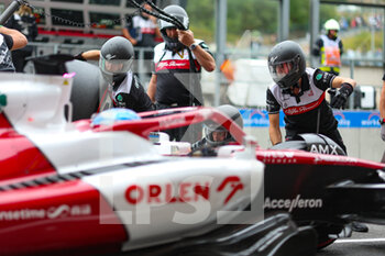 2022-08-27 - Alfa Romeo F1 Team ORLEN, mechanic, mecanicien, pitlane, pitstop, during the Formula 1 Rolex Belgian Grand Prix 2022, 14th round of the 2022 FIA Formula One World Championship from August 26 to 28, 2022 on the Circuit de Spa-Francorchamps, in Francorchamps, Belgium - F1 - BELGIAN GRAND PRIX 2022 - FORMULA 1 - MOTORS