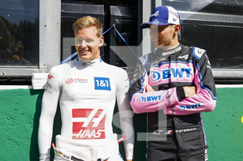 2022-08-28 - SCHUMACHER Mick (ger), Haas F1 Team VF-22 Ferrari, OCON Esteban (fra), Alpine F1 Team A522, portrait during the Formula 1 Rolex Belgian Grand Prix 2022, 14th round of the 2022 FIA Formula One World Championship from August 26 to 28, 2022 on the Circuit de Spa-Francorchamps, in Francorchamps, Belgium - F1 - BELGIAN GRAND PRIX 2022 - RACE - FORMULA 1 - MOTORS