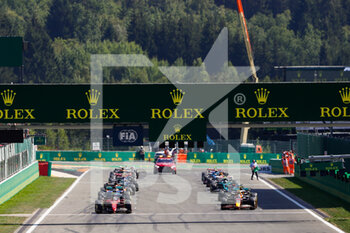 2022-08-28 - start of the race, depart, 55 SAINZ Carlos (spa), Scuderia Ferrari F1-75, 01 VERSTAPPEN Max (nld), Red Bull Racing RB18, action during the Formula 1 Rolex Belgian Grand Prix 2022, 14th round of the 2022 FIA Formula One World Championship from August 26 to 28, 2022 on the Circuit de Spa-Francorchamps, in Francorchamps, Belgium - F1 - BELGIAN GRAND PRIX 2022 - RACE - FORMULA 1 - MOTORS