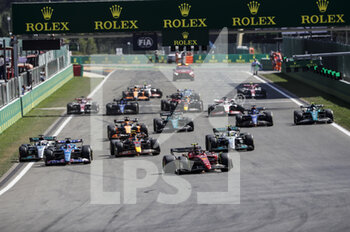 2022-08-28 - start race 55 SAINZ Carlos (spa), Scuderia Ferrari F1-75, action 14 ALONSO Fernando (spa), Alpine F1 Team A522, action 11 PEREZ Sergio (mex), Red Bull Racing RB18, action 44 HAMILTON Lewis (gbr), Mercedes AMG F1 Team W13, action 63 RUSSELL George (gbr), Mercedes AMG F1 Team W13, action during the Formula 1 Rolex Belgian Grand Prix 2022, 14th round of the 2022 FIA Formula One World Championship from August 26 to 28, 2022 on the Circuit de Spa-Francorchamps, in Francorchamps, Belgium - F1 - BELGIAN GRAND PRIX 2022 - RACE - FORMULA 1 - MOTORS