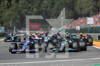 2022-08-28 - Start race 14 ALONSO Fernando (spa), Alpine F1 Team A522, action 44 HAMILTON Lewis (gbr), Mercedes AMG F1 Team W13, action during the Formula 1 Rolex Belgian Grand Prix 2022, 14th round of the 2022 FIA Formula One World Championship from August 26 to 28, 2022 on the Circuit de Spa-Francorchamps, in Francorchamps, Belgium - F1 - BELGIAN GRAND PRIX 2022 - RACE - FORMULA 1 - MOTORS