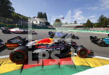 2022-08-28 - Start of the race: 01 VERSTAPPEN Max (nld), Red Bull Racing RB18, action during the Formula 1 Rolex Belgian Grand Prix 2022, 14th round of the 2022 FIA Formula One World Championship from August 26 to 28, 2022 on the Circuit de Spa-Francorchamps, in Francorchamps, Belgium - F1 - BELGIAN GRAND PRIX 2022 - RACE - FORMULA 1 - MOTORS