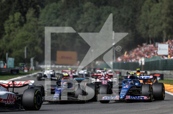 2022-08-28 - 06 LATIFI Nicholas (can), Williams Racing FW44, action 31 OCON Esteban (fra), Alpine F1 Team A522, action during the Formula 1 Rolex Belgian Grand Prix 2022, 14th round of the 2022 FIA Formula One World Championship from August 26 to 28, 2022 on the Circuit de Spa-Francorchamps, in Francorchamps, Belgium - F1 - BELGIAN GRAND PRIX 2022 - RACE - FORMULA 1 - MOTORS